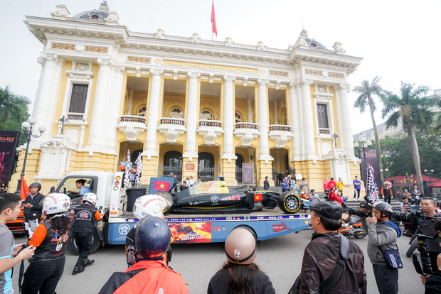 Người dân Hà Nội trầm trồ khi ngắm mô hình xe đua F1 diễu hành trên đường phố - Ảnh 7.