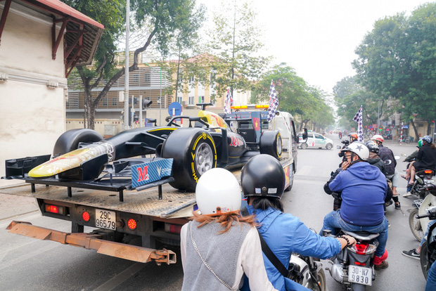 Người dân Hà Nội trầm trồ khi ngắm mô hình xe đua F1 diễu hành trên đường phố - Ảnh 10.