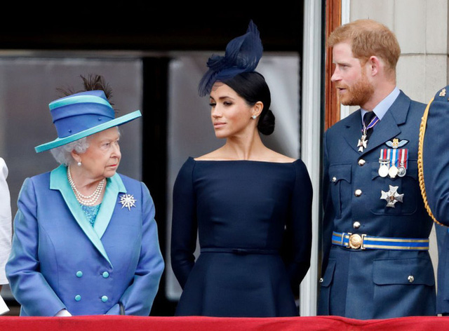  Vợ chồng Meghan Markle bị chỉ trích dữ dội sau thông báo mới chứa ngôn từ vô lễ với Nữ hoàng Anh  - Ảnh 2.