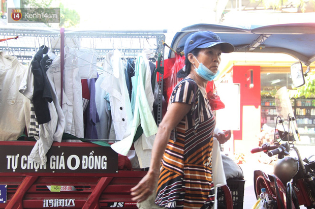 Chuyện cụ ông Sài Gòn mỗi ngày chạy xe 50km bán quần áo giá... 0 đồng - Ảnh 1.