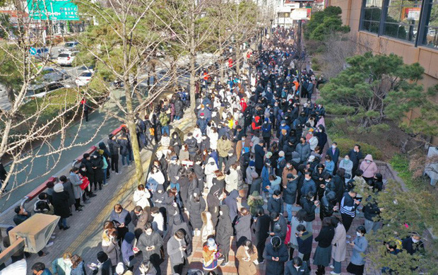 Tại tâm dịch virus corona ở Hàn Quốc lúc này: Người dân rồng rắn xếp hàng dài trăm mét mua khẩu trang - Ảnh 2.