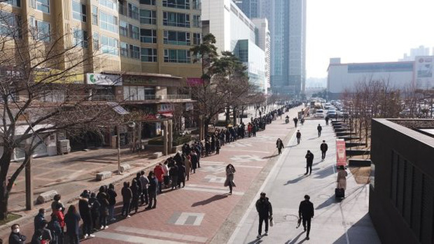 Tại tâm dịch virus corona ở Hàn Quốc lúc này: Người dân rồng rắn xếp hàng dài trăm mét mua khẩu trang - Ảnh 3.