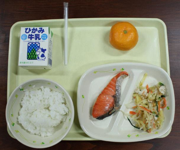 Nhân viên nhiễm Covid-19 chia đồ ăn cho gần 200 học sinh Nhật Bản - Ảnh 1.