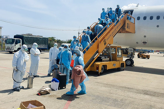 Vụ 80 người từ tâm dịch Daegu đến Đà Nẵng: 1 nam thanh niên bị sốt, 20 khách Hàn Quốc tạm chấp nhận cách ly tại bệnh viện - Ảnh 1.