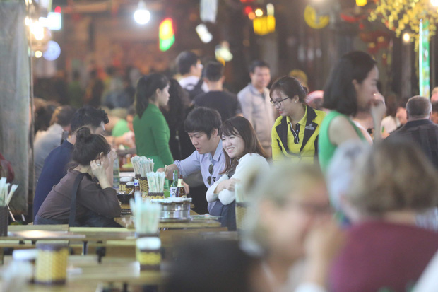 Người dân bắt đầu chủ quan giữa dịch Covid-19: phố Tạ Hiện vẫn đông đúc người ăn nhậu, nhân viên cafe không đeo khẩu trang - Ảnh 6.