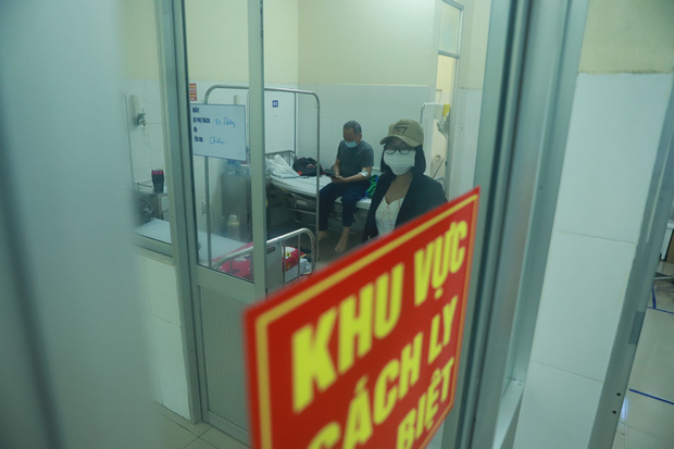 Vụ 80 người từ tâm dịch Daegu đến Đà Nẵng: 1 nam thanh niên bị sốt, 20 khách Hàn Quốc tạm chấp nhận cách ly tại bệnh viện - Ảnh 6.