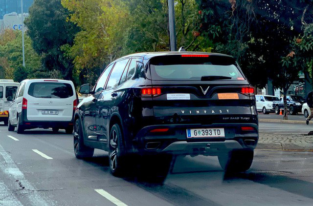 Người dân Nam Phi ‘tóm gọn’ VinFast Lux SA chạy thử với vài điểm kỳ lạ: ‘Đây là sự kết hợp giữa người Đức và người Ý, cảm giác như BMW X5’ - Ảnh 2.