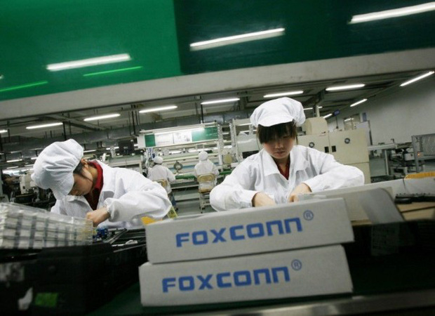 Trung Quốc: Nhà máy iPhone lớn nhất thế giới cũng chuyển sang làm khẩu trang vì bệnh dịch bùng phát - Ảnh 1.