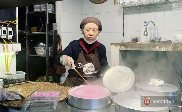 Sự thật về bánh cuốn thanh long hót họt ở Hà Nội: quán vắng nhưng đơn ship hàng thì ùn ùn, làm không kịp nghỉ tay - Ảnh 4.