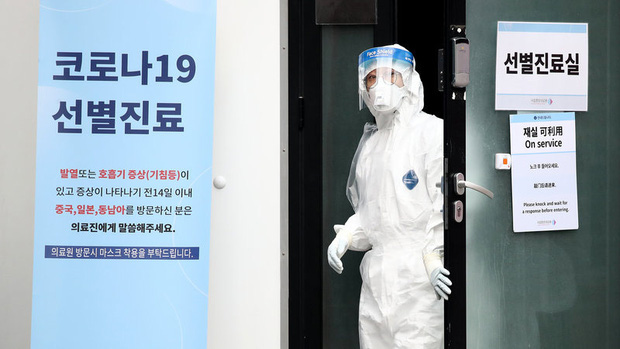 Cô gái Hàn Quốc nhiễm virus corona nhổ nước bọt vào nhân viên y tế khi được đưa đến bệnh viện - Ảnh 1.