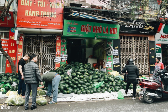 Sống đẹp như người Hà Nội: Dù đang căng thẳng dịch Corona nhưng vẫn đeo khẩu trang đi giải cứu dưa hấu của nông dân vì dịch bệnh mà không được xuất khẩu - Ảnh 1.