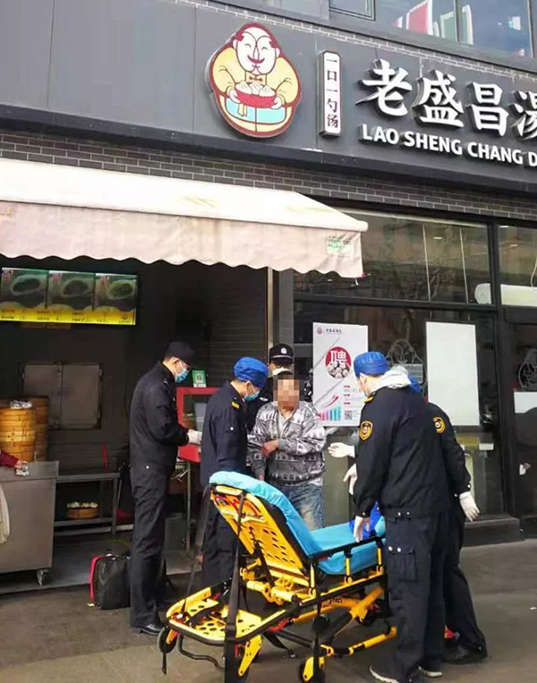 Sự thật về hình ảnh một người đàn ông nghi nhiễm virus corona gục ngã trước cửa nhà hàng há cảo ở Thượng Hải - Ảnh 2.