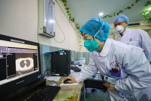 Nữ bác sĩ đầu tiên phát hiện ra virus corona, từng tham gia chiến đấu chống lại SARS giờ trở thành anh hùng của người dân Trung Quốc: Tôi khóc cạn nước mắt của cả đời rồi - Ảnh 1. Nữ bác sĩ đầu tiên phát hiện ra virus corona, từng tham gia chiến đấu chống lại SARS giờ trở thành anh hùng của người dân Trung Quốc: Tôi khóc cạn nước mắt của cả đời rồi - Ảnh 1.