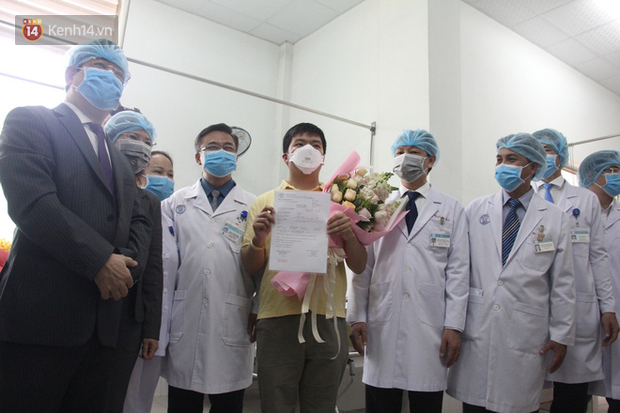Ảnh: Bệnh nhân nhiễm virus Corona vui mừng khi được xuất viện, cảm ơn các bác sĩ Việt Nam đã tận tình cứu chữa - Ảnh 14.