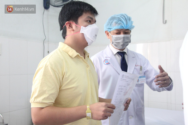 Ảnh: Bệnh nhân nhiễm virus Corona vui mừng khi được xuất viện, cảm ơn các bác sĩ Việt Nam đã tận tình cứu chữa - Ảnh 3.