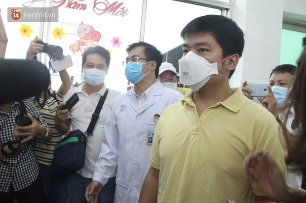 Ảnh: Bệnh nhân nhiễm virus Corona vui mừng khi được xuất viện, cảm ơn các bác sĩ Việt Nam đã tận tình cứu chữa - Ảnh 4.