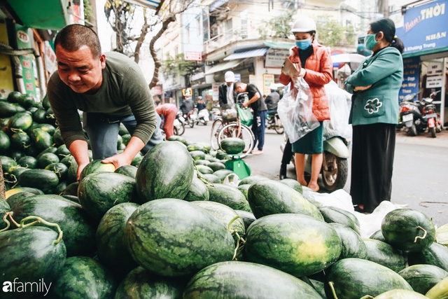 Sống đẹp như người Hà Nội: Dù đang căng thẳng dịch Corona nhưng vẫn đeo khẩu trang đi giải cứu dưa hấu của nông dân vì dịch bệnh mà không được xuất khẩu - Ảnh 7.