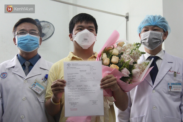 Ảnh: Bệnh nhân nhiễm virus Corona vui mừng khi được xuất viện, cảm ơn các bác sĩ Việt Nam đã tận tình cứu chữa - Ảnh 8.