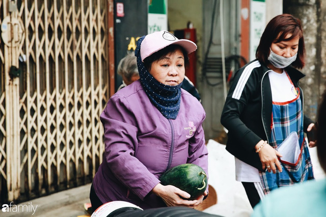 Sống đẹp như người Hà Nội: Dù đang căng thẳng dịch Corona nhưng vẫn đeo khẩu trang đi giải cứu dưa hấu của nông dân vì dịch bệnh mà không được xuất khẩu - Ảnh 10.