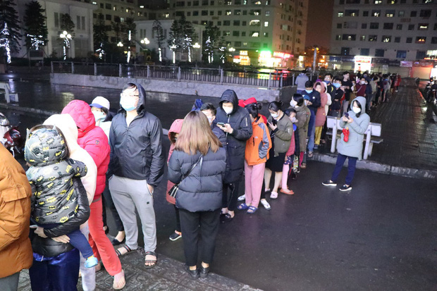 Hà Nội: Hàng trăm cư dân chung cư xếp hàng dưới trời mưa lạnh giữa đêm khuya để mua khẩu trang - Ảnh 1.