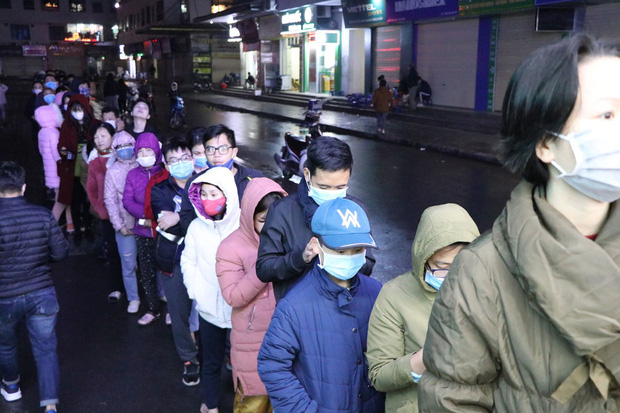 Hà Nội: Hàng trăm cư dân chung cư xếp hàng dưới trời mưa lạnh giữa đêm khuya để mua khẩu trang - Ảnh 2.