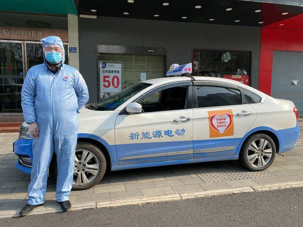 Tình người ở Vũ Hán: Tài xế taxi chấp nhận rủi ro lây bệnh, ăn mỳ tôm trừ bữa, lái xe 12 tiếng mỗi ngày chở người dân miễn phí đi mua thực phẩm, đến bệnh viện - Ảnh 3.