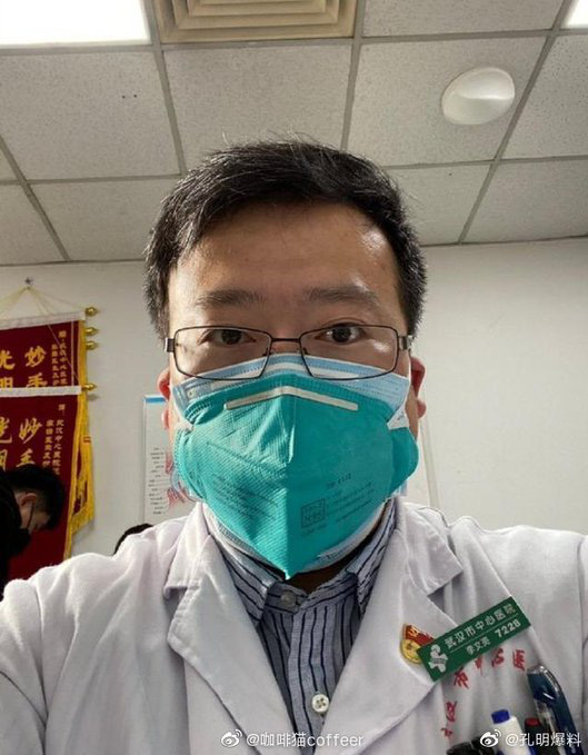 Bác sĩ từng cảnh báo sớm về virus corona qua đời tại Vũ Hán, để lại vợ mang thai và bố mẹ cũng bị nhiễm bệnh - Ảnh 1.