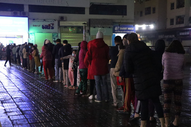 Hà Nội: Hàng trăm cư dân chung cư xếp hàng dưới trời mưa lạnh giữa đêm khuya để mua khẩu trang - Ảnh 3.