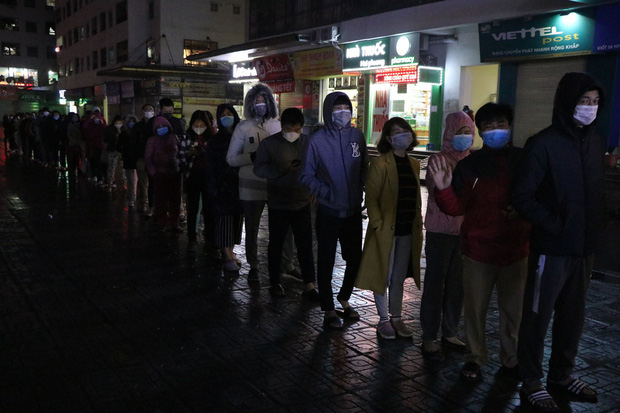 Hà Nội: Hàng trăm cư dân chung cư xếp hàng dưới trời mưa lạnh giữa đêm khuya để mua khẩu trang - Ảnh 7.