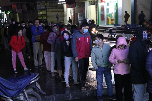 Hà Nội: Hàng trăm cư dân chung cư xếp hàng dưới trời mưa lạnh giữa đêm khuya để mua khẩu trang - Ảnh 9.