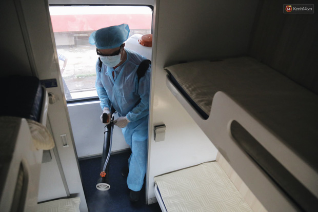 Ảnh: Xịt khử trùng tận giường nằm trong toa tàu hoả tại ga Sài Gòn để chống virus Corona - Ảnh 10.