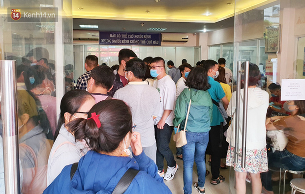 Cạn kiệt nguồn dự trữ máu giữa dịch bệnh virus Corona, hàng trăm bạn trẻ Sài Gòn vui vẻ xếp hàng đi hiến máu cứu người - Ảnh 1.