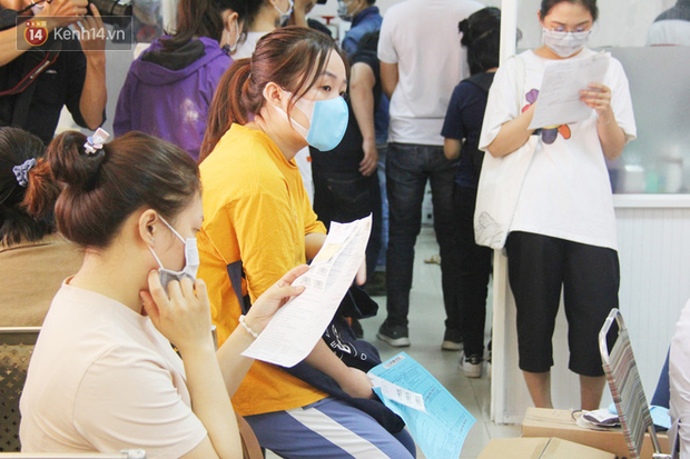 Cạn kiệt nguồn dự trữ máu giữa dịch bệnh virus Corona, hàng trăm bạn trẻ Sài Gòn vui vẻ xếp hàng đi hiến máu cứu người - Ảnh 4.