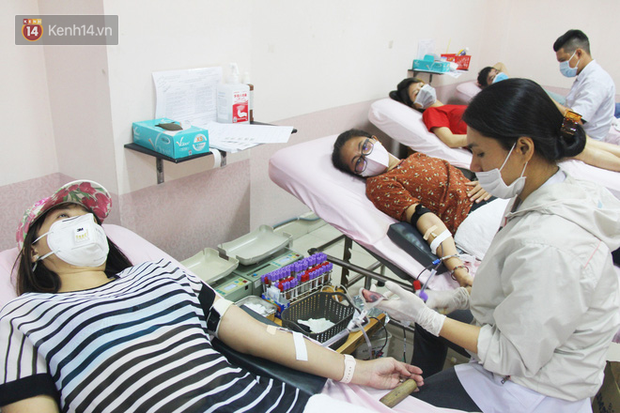 Cạn kiệt nguồn dự trữ máu giữa dịch bệnh virus Corona, hàng trăm bạn trẻ Sài Gòn vui vẻ xếp hàng đi hiến máu cứu người - Ảnh 10.