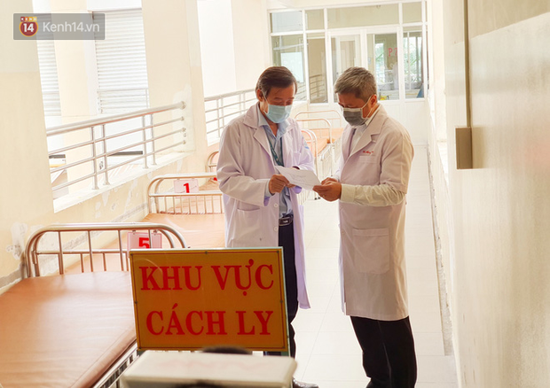 TP.HCM: Cận cảnh khu cách ly nam Việt kiều Mỹ nhiễm virus Corona, bệnh nhân vẫy tay chào khi được mọi người đến thăm - Ảnh 9.