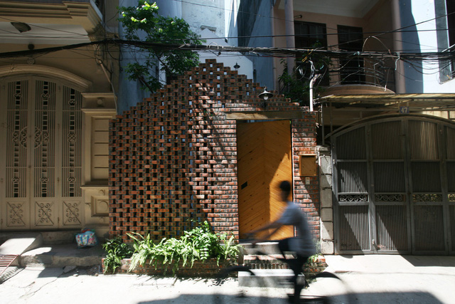  Ngôi nhà 40 m2 tối giản khác biệt trong căn hẻm nhỏ Hà Nội - Ảnh 1.