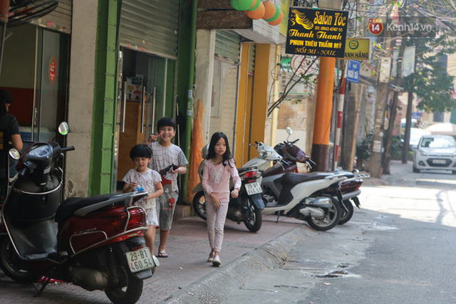  Người dân sinh sống quanh khu vực bị cách ly ở Hà Nội: Đêm vẫn ngủ ngon, hoàn toàn yên tâm vào các biện pháp phòng dịch của Nhà nước  - Ảnh 7.