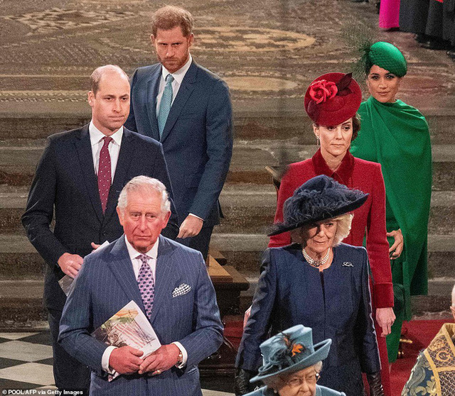 Vợ chồng Hoàng tử William bị chỉ trích vì cư xử thô lỗ với nhà Meghan Markle, đặc biệt là thái độ của Công nương Kate dành cho em dâu - Ảnh 7. Vợ chồng Hoàng tử William bị chỉ trích vì cư xử thô lỗ với nhà Meghan Markle, đặc biệt là thái độ của Công nương Kate dành cho em dâu - Ảnh 7.