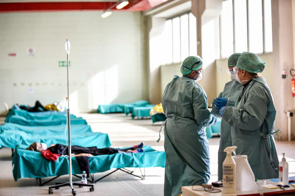 Số ca nhiễm vượt 10.000, bác sĩ chia sẻ từ ổ dịch Covid-19 ở Ý: Một ca làm việc kéo dài 5 ngày liên tục, phải làm thay cả việc của y tá vì thiếu người - Ảnh 2.