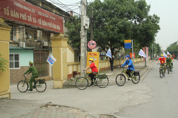 Hà Nội: Cơ quan chức năng bật nhạc Ghen Cô vi, đạp xe tuyên truyền phòng chống COVID-19 khắp đường phố - Ảnh 1.