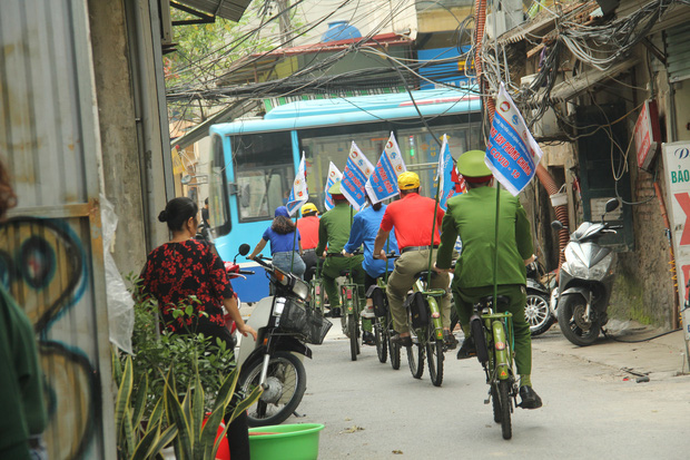 Hà Nội: Cơ quan chức năng bật nhạc Ghen Cô vi, đạp xe tuyên truyền phòng chống COVID-19 khắp đường phố - Ảnh 11.