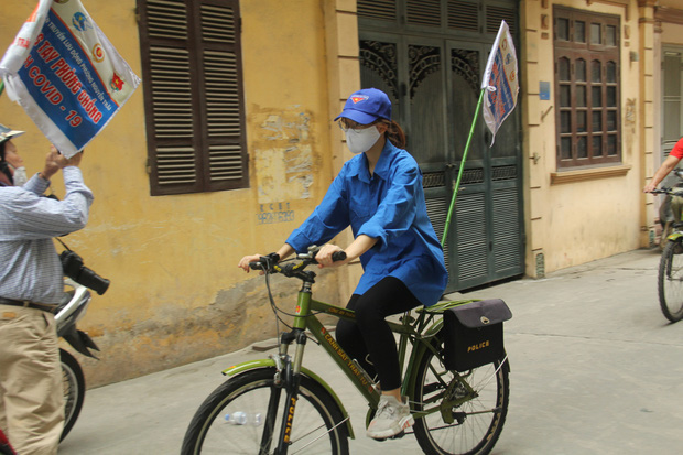 Hà Nội: Cơ quan chức năng bật nhạc Ghen Cô vi, đạp xe tuyên truyền phòng chống COVID-19 khắp đường phố - Ảnh 12.