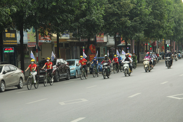 Hà Nội: Cơ quan chức năng bật nhạc Ghen Cô vi, đạp xe tuyên truyền phòng chống COVID-19 khắp đường phố - Ảnh 13.