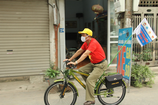 Hà Nội: Cơ quan chức năng bật nhạc Ghen Cô vi, đạp xe tuyên truyền phòng chống COVID-19 khắp đường phố - Ảnh 4.