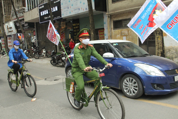 Hà Nội: Cơ quan chức năng bật nhạc Ghen Cô vi, đạp xe tuyên truyền phòng chống COVID-19 khắp đường phố - Ảnh 5.