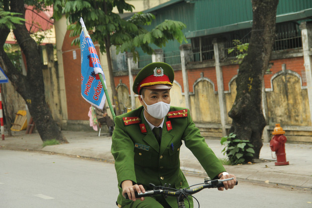 Hà Nội: Cơ quan chức năng bật nhạc Ghen Cô vi, đạp xe tuyên truyền phòng chống COVID-19 khắp đường phố - Ảnh 6. Hà Nội: Cơ quan chức năng bật nhạc Ghen Cô vi, đạp xe tuyên truyền phòng chống COVID-19 khắp đường phố - Ảnh 6.