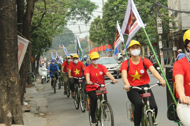 Hà Nội: Cơ quan chức năng bật nhạc Ghen Cô vi, đạp xe tuyên truyền phòng chống COVID-19 khắp đường phố - Ảnh 8.