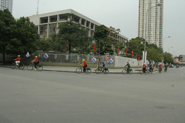 Hà Nội: Cơ quan chức năng bật nhạc Ghen Cô vi, đạp xe tuyên truyền phòng chống COVID-19 khắp đường phố - Ảnh 9.