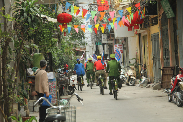 Hà Nội: Cơ quan chức năng bật nhạc Ghen Cô vi, đạp xe tuyên truyền phòng chống COVID-19 khắp đường phố - Ảnh 10.