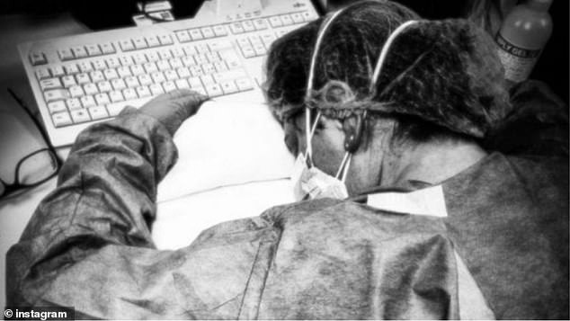  Thảm cảnh với y bác sĩ Vũ Hán tái diễn ở Italy: Nhân viên ý tế tím mặt vì đeo khẩu trang, ngủ gục trên bàn vì kiệt sức  - Ảnh 1.